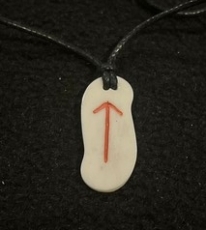 Kettenanhänger aus Knochen - Rune Tiwaz - weiß Kettenanhänger aus Knochen - Rune Tiwaz - weiß