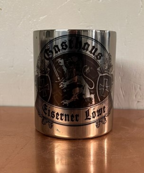 Edelstahltasse mit Karabinerhakengriff - Gasthaus Eiserner Löwe Edelstahltasse mit Karabinerhakengriff - Gasthaus Eiserner Löwe