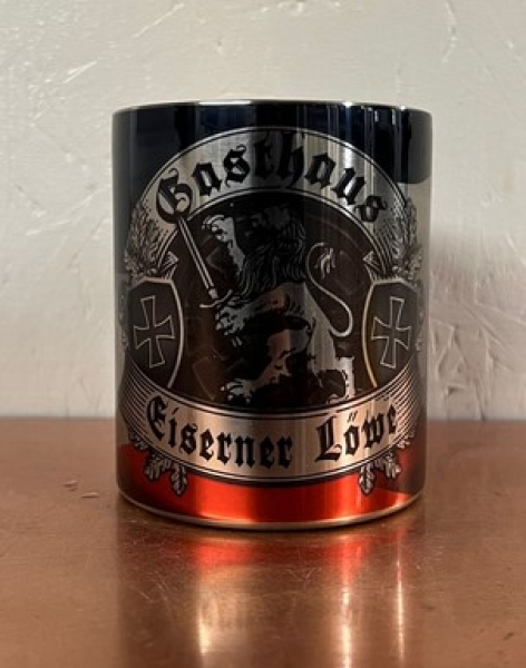 Edelstahltasse mit Karabinerhakengriff - Gasthaus Eiserner Löwe - Motiv 2 Edelstahltasse mit Karabinerhakengriff - Gasthaus Eiserner Löwe - Motiv 2