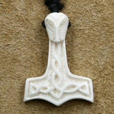 Kettenanhänger aus Knochen - Thor Hammer vom Wasserbüffel - Motiv 2 - weiß Kettenanhänger aus Knochen - Thor Hammer vom Wasserbüffel - Motiv 2 - weiß